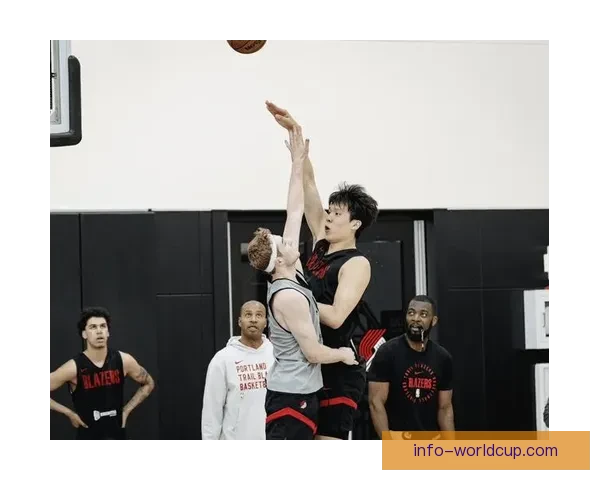 开拓者全家福大合照：杨瀚森C位领衔，利拉德昔日位置成回忆